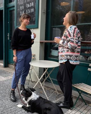 🎊 NOVINKY aneb GIRLS TALK 🎊 Když se sejdou kámošky v oblíbených kalhotách MÚZA a zbrusu novém viskózovém triku EMA. 🫶...