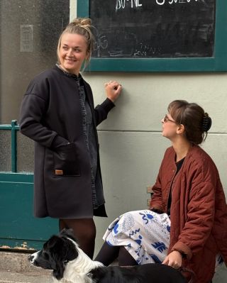 MALÝ ČERNÝ... 🐈‍⬛❣️ řeč je o KABÁTU, který funguje na úplně stejném principu, jako proslulé univerzální šaty z dílny...